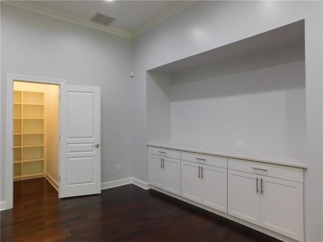 Building Photo - 330 La Perla Dr
