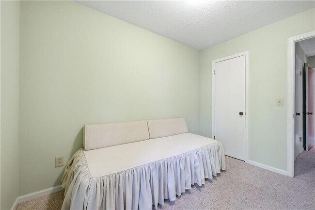 Building Photo - 114 Cherokee Dr S