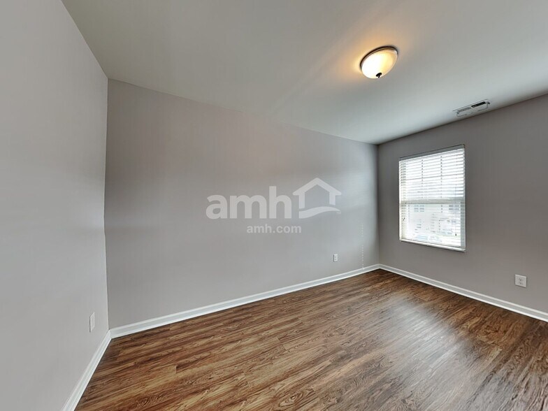 Building Photo - 4489 Middletown Dr