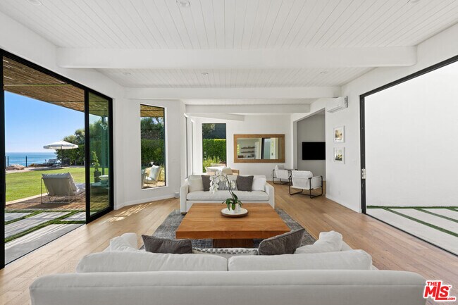 Building Photo - 28926 Cliffside Dr