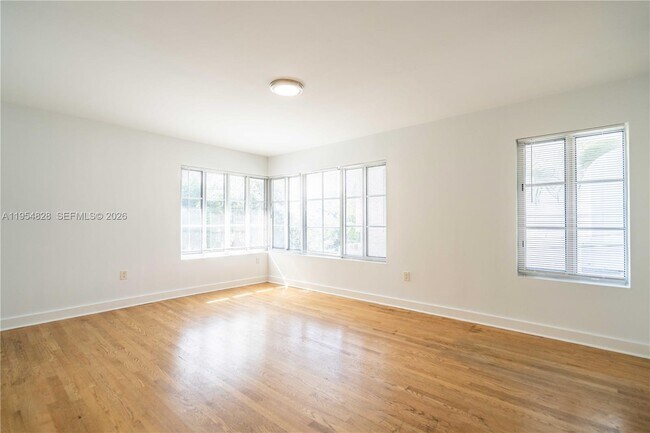 Building Photo - 2425 Flamingo Pl