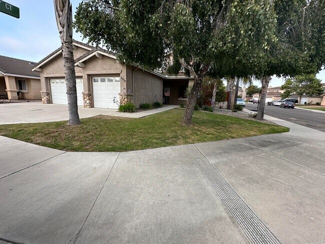 Primary Photo - Pleasant 4 Bd. 2.5 Ba. River Oaks Home loc...