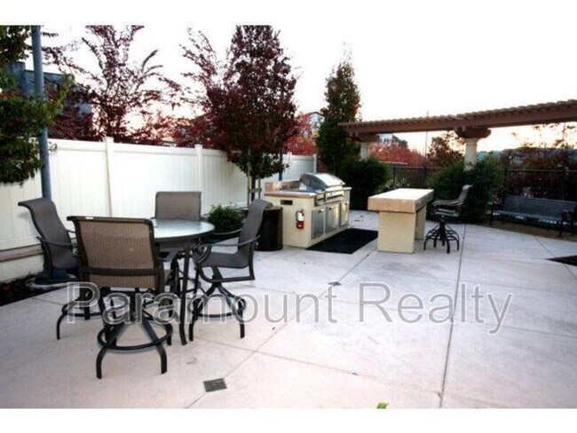 Building Photo - 700 S Abel St