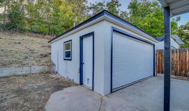 Building Photo - 2856 Hawthorne Ave