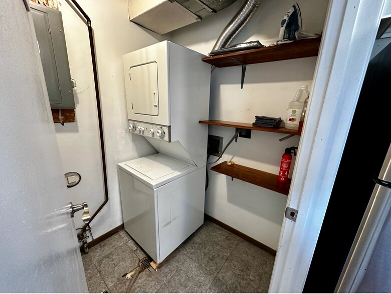 Building Photo - 5801 Williamsburg Way