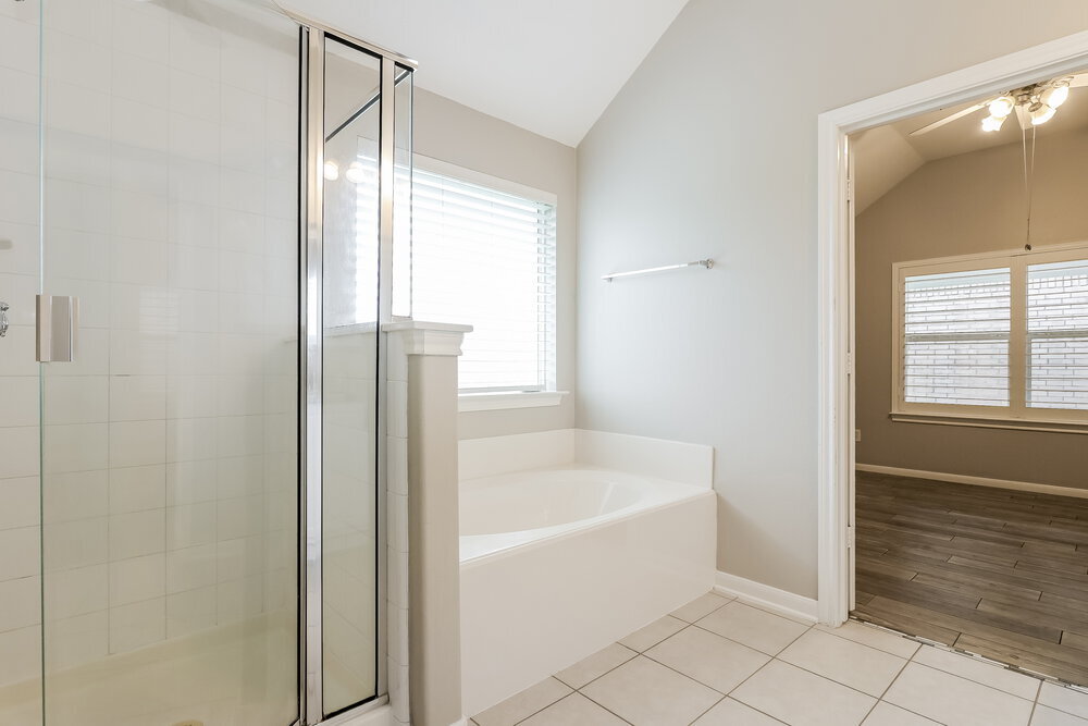 Building Photo - 12103 Lakewood Villa Dr