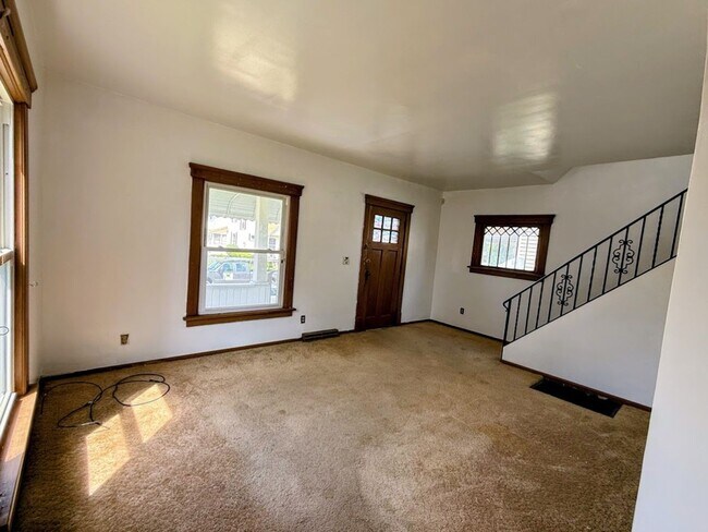 Building Photo - Two bedroom one bathroom home for rent