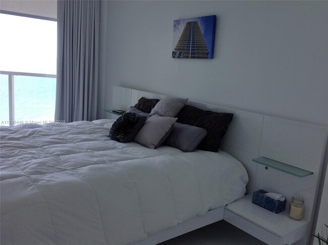 Building Photo - 16699 Collins Ave