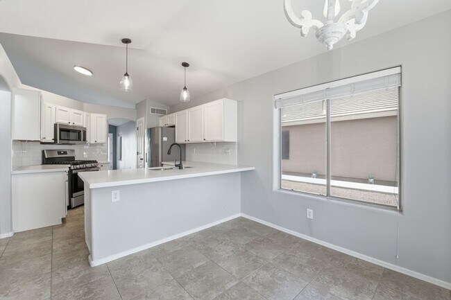 Building Photo - Welcome to this well-maintained 3-bedroom, 2-bath home in Gilbert, AZ!