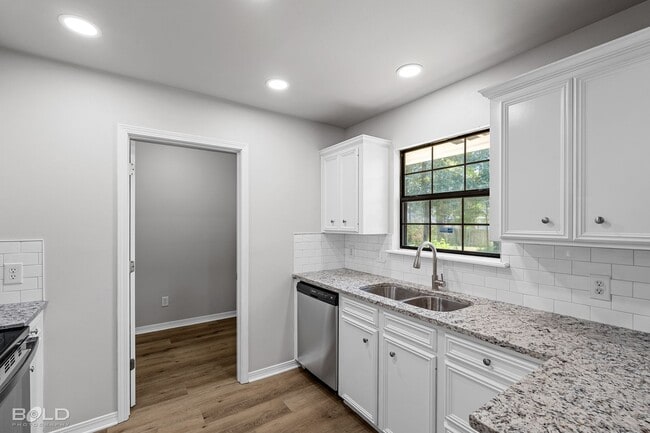 Building Photo - Check Out this 3 bed 2 bath in North Shreveport!