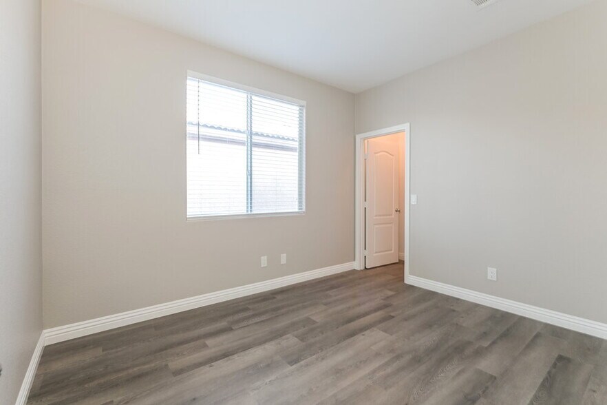 Building Photo - 4048 Villeroy Ave