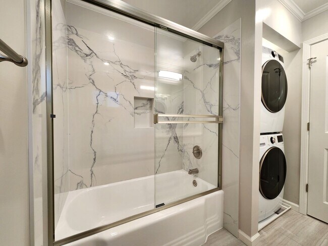 Building Photo - Updated 2 bedroom with in unit washer, dry...