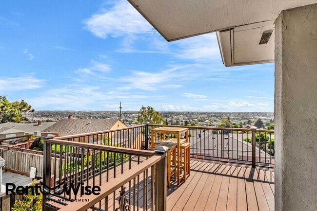 Building Photo - 16093 Selborne Dr