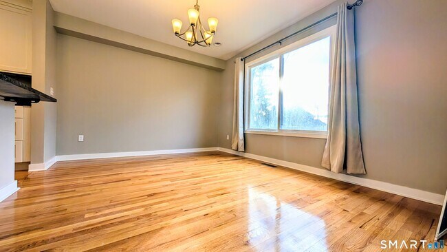 Building Photo - 10 Ledgewood Dr