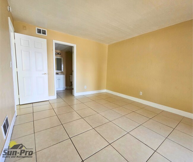 Building Photo - 900 S Peninsula Dr