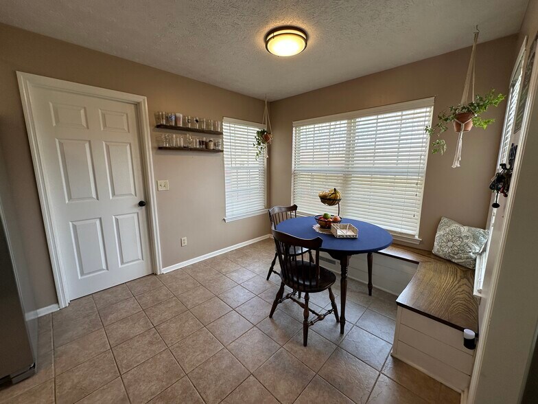 Building Photo - 1008 Hunt Ct W