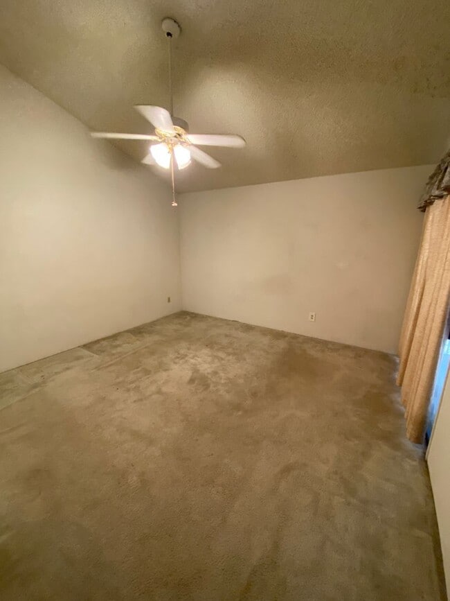 Building Photo - 2 Bedroom Condo in Gated Community!
