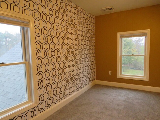 Building Photo - 715 Main St