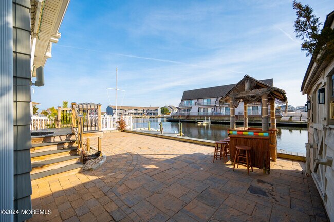 Building Photo - 409 6th Ave