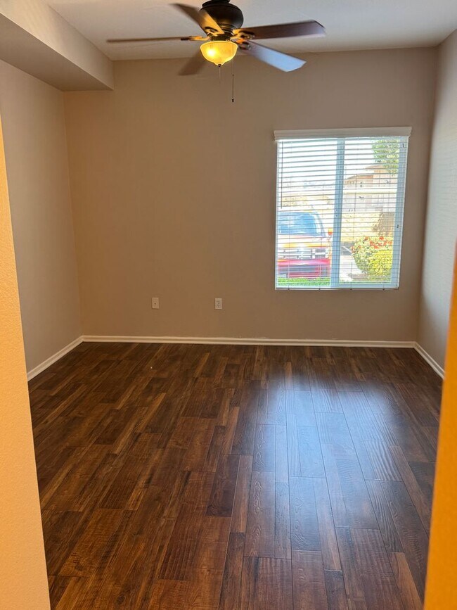 Building Photo - Spacious 2 bedroom 2 bath ground floor uni...