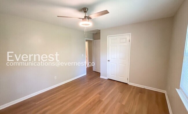 Building Photo - 3 Bed/2 Bath Home with Fenced Yard / Available Now!