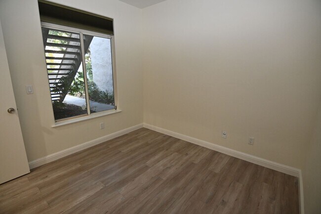 Building Photo - 2/1 Condo-Pet Friendly-Quiet Location-Prime Location