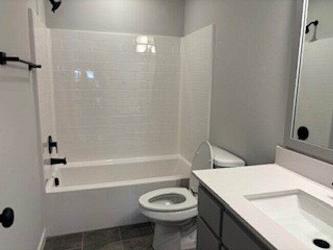 Building Photo - Stunning New Home