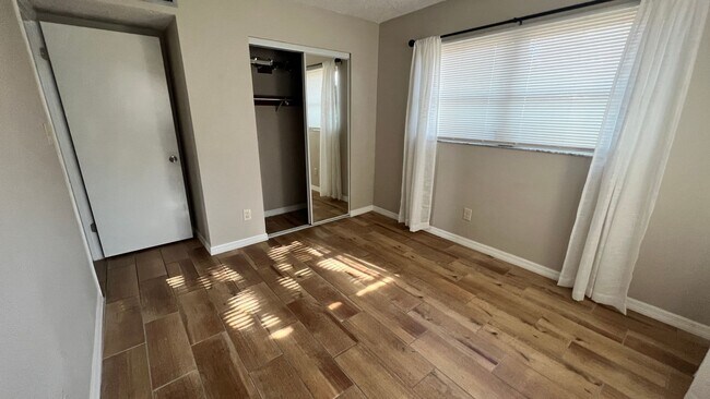 Building Photo - Waterfront, 2 bed 2 bath with boat dock an...