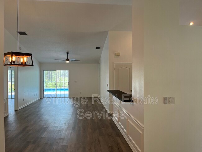Building Photo - 9411 Willow Cove Ct