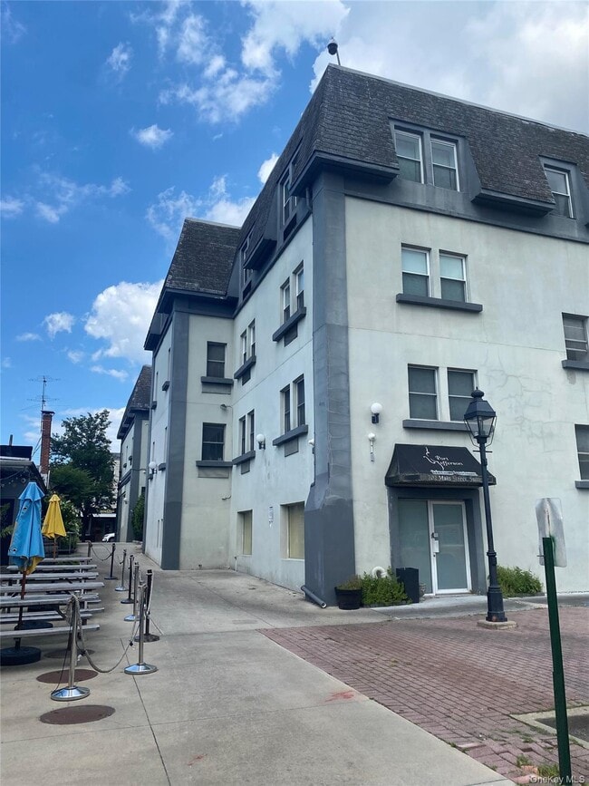 Building Photo - 202 Main St