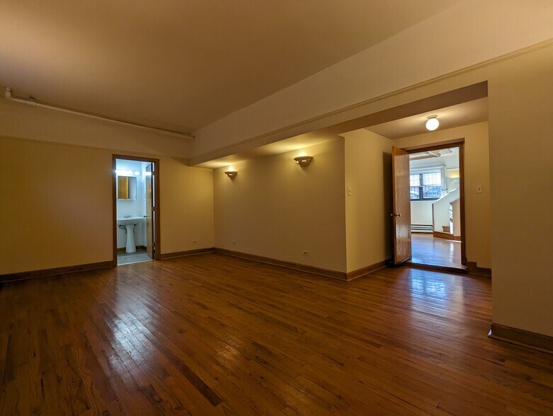 Building Photo - 957 W Cornelia Ave