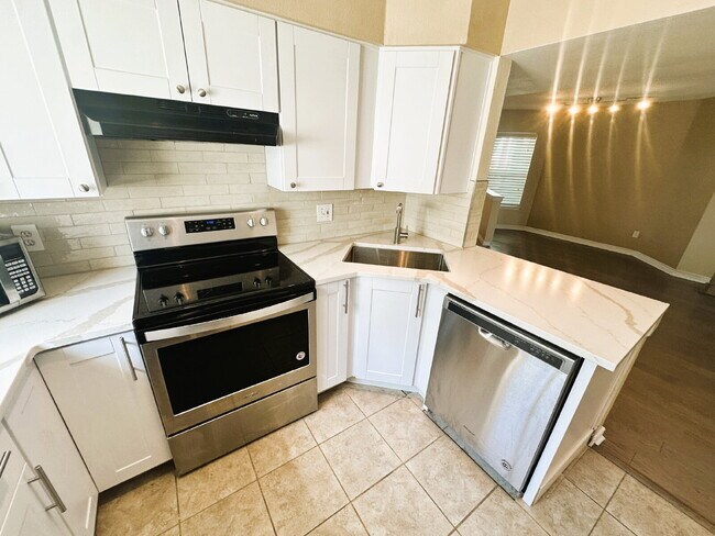 Building Photo - Updated 2 Bedroom, 2 Bath Condo (Available Immediately)