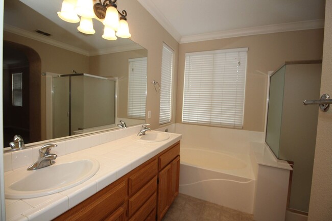 Building Photo - 4 bedroom, 2 bathroom home in Plumas Lake
