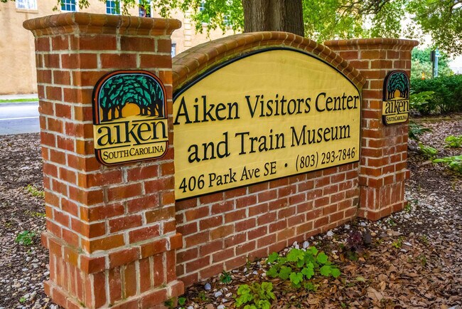 Building Photo - 946 Magnolia St SE