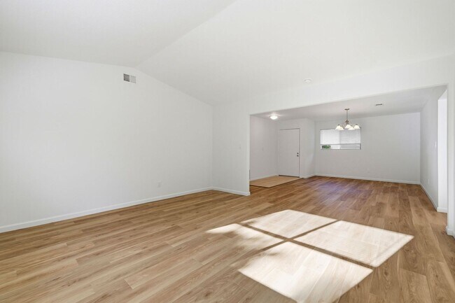 Building Photo - Spacious 4-bedroom 2-Bath in Desirable Area in Walnut Creek!