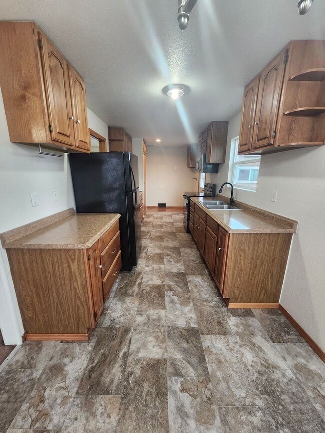 Building Photo - Charming 3-bedroom, 1-bathroom home located in the vibrant community of Pasco, WA.