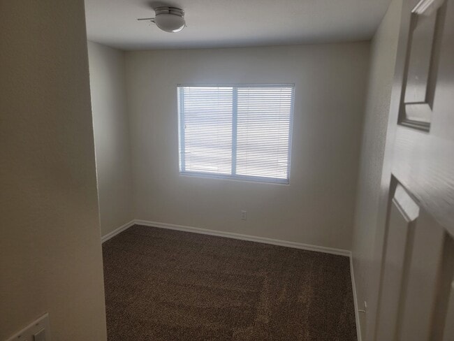 Building Photo - Spacious 5 bed 2.5 bath 2 story home with ...