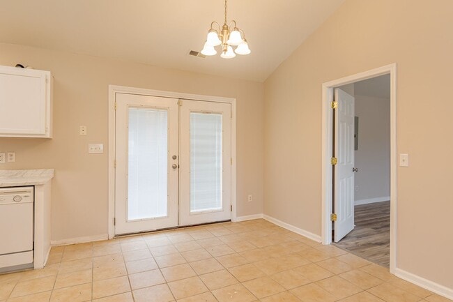 Building Photo - Beautiful 4 bed 2 bath home in Greensboro with fenced yard. Walk to coffee shop and restaurants.