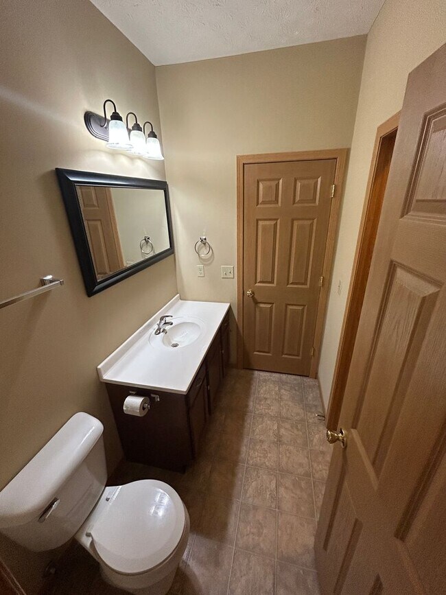 Building Photo - Modern & Spacious 3-Bedroom Ranch Condo!