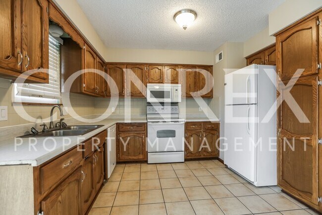 Building Photo - 3 Bdrm, 2.5 Bath move in ready in Lee's Su...