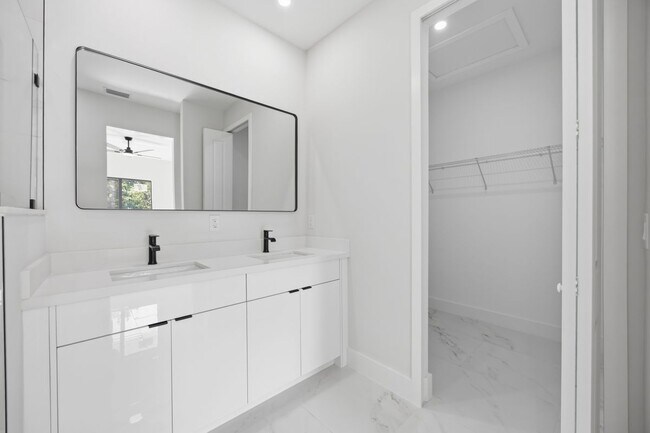 Building Photo - 1299 Barton Ave