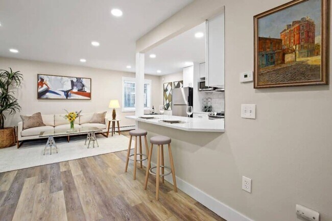 Building Photo - Newly Remodeled 1 BR Available Now!