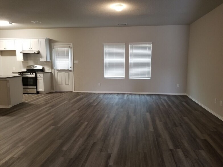 Building Photo - 7930 Oak Mdws Bnd