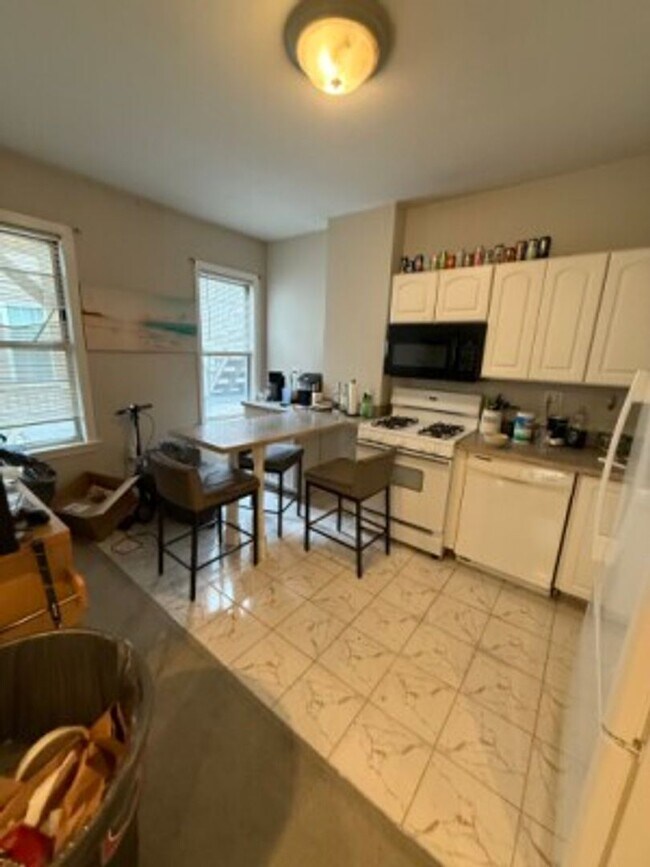 Building Photo - Southie 3 Bed Apartment - NO FEE - 9/1