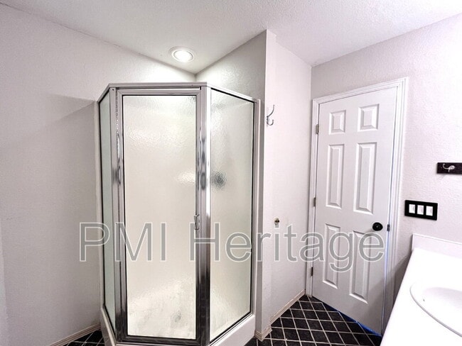 Building Photo - 886 N Daisy Ln