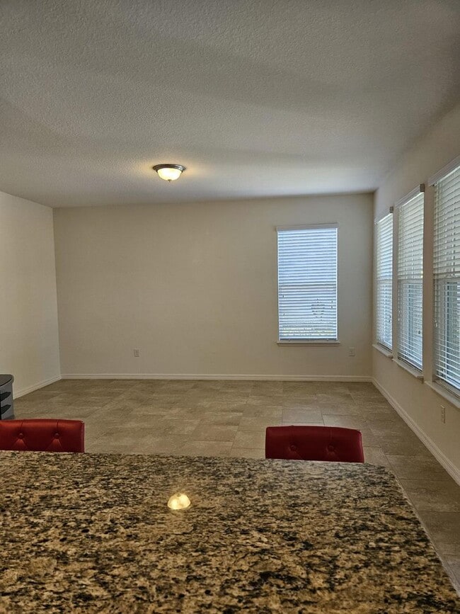 Building Photo - BEAUTIFUL 4 BEDROOM 3 BATH HOME IN THE BEA...