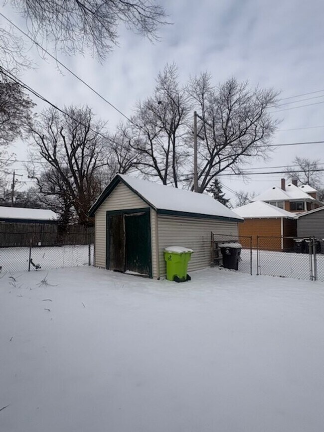 Building Photo - Single Family home with large yard
