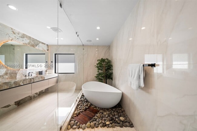 Building Photo - 710 S Shore Dr
