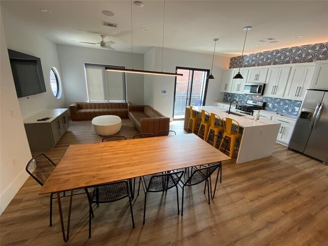 Building Photo - 925 E 30th St