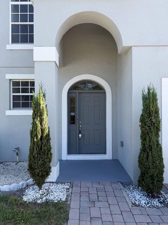 Building Photo - Updated 3 bed 2.5 bath Townhome